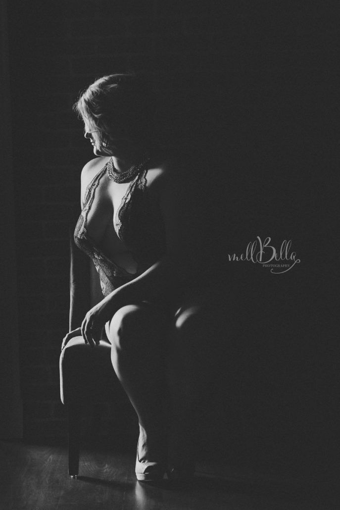 light embracing her curves mellbella boudoir